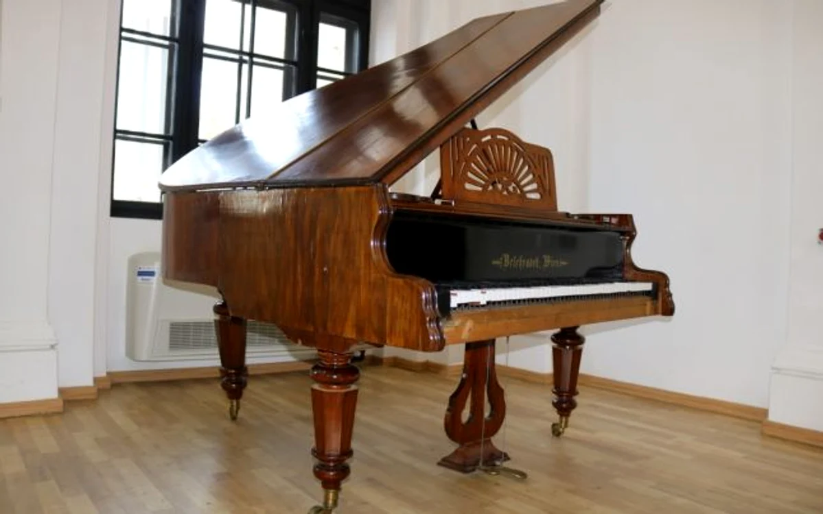 Pianul primit ca donaţie FOTO Alexandra Georgescu