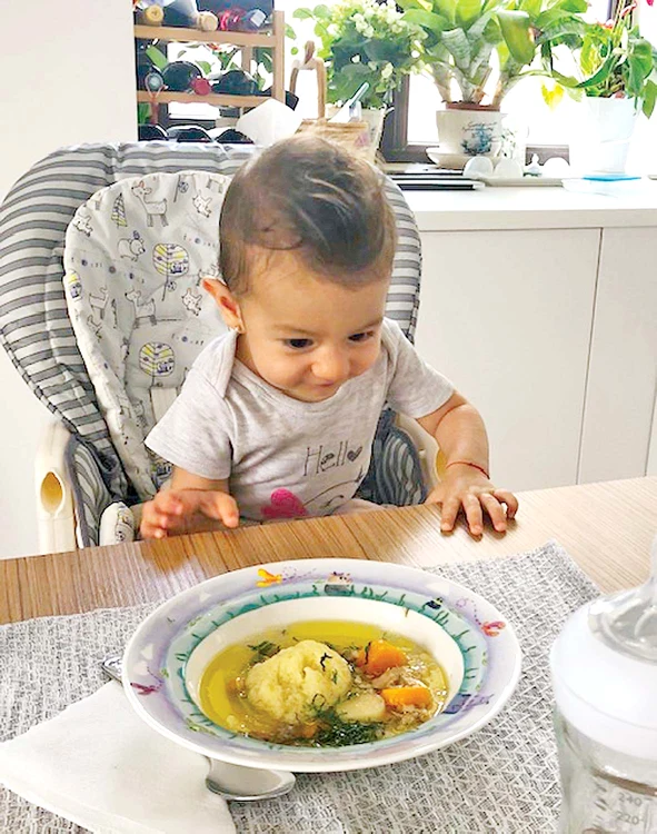 Cum se pricepe la gătit, Diana face numai bunătăţi pentru fetiţa ei, Maira