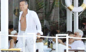 După o noapte în club, Gigi  Becali s a relaxat la terasă jpeg