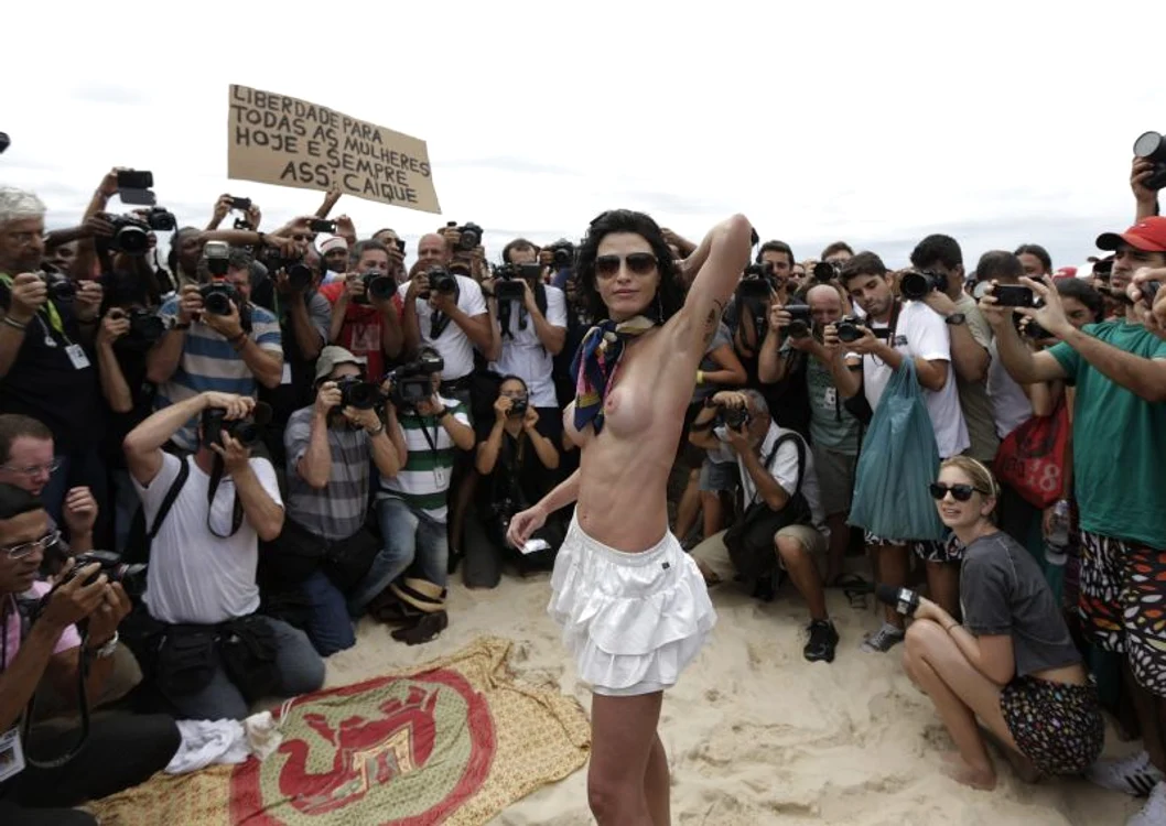 Protest în sânii goi la Rio de Janeiro (Foto: Reuters)