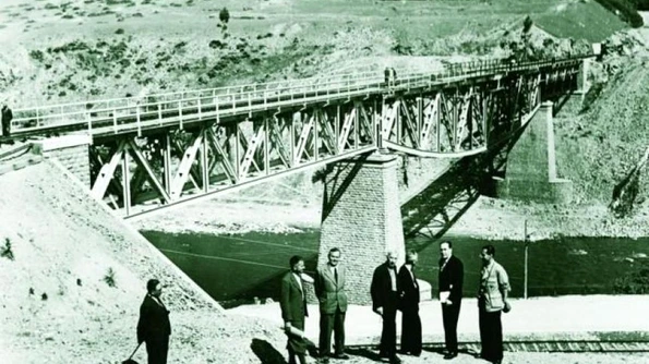 Secretele celei mai spectaculoase căi ferate din România, care leagă Oltenia de Ardeal cu 39 de tuneluri, 35 de poduri şi viaducte, pe o lungime de 31 de kilometri jpeg