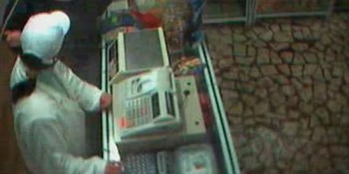 Imagini surprinse de pe camerele video. (IPJ Hunedoara)