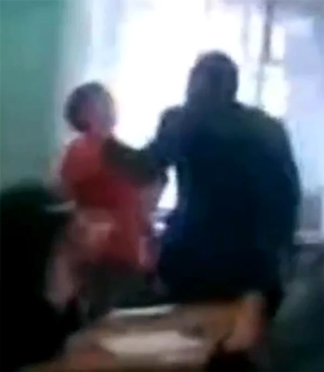 
    Profesorul s-a repezit la gâtul elevului  