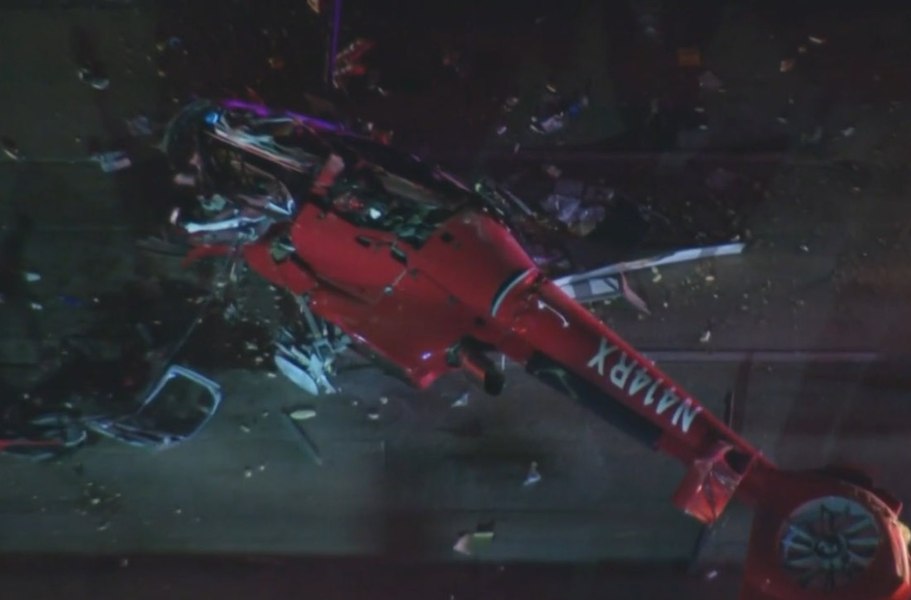 Un elicopter medical s-a prăbușit pe autostradă în SUA. Trei persoane sunt în stare critică