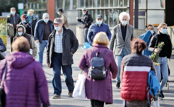 În multe localităţi e obligatorie purtarea măştii în aer liber