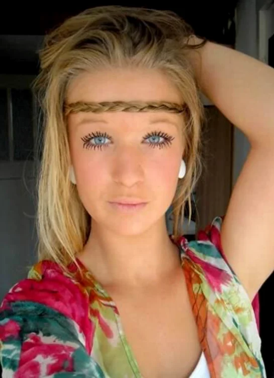 În loc să-şi scoată în evidenţă trăsăturile frumoase, unele femei preferp sp se urâţească folosind machiaj în exces