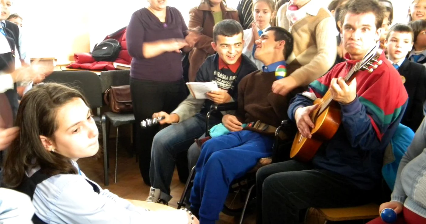 Elevii si persoanele cu handicap şi-au acordat chitarele împreună 
