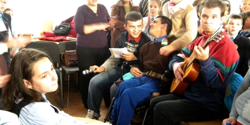 Elevii si persoanele cu handicap şi-au acordat chitarele împreună 