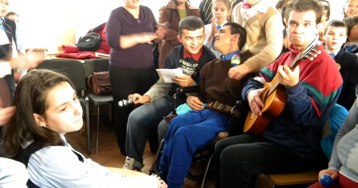 Elevii si persoanele cu handicap şi-au acordat chitarele împreună