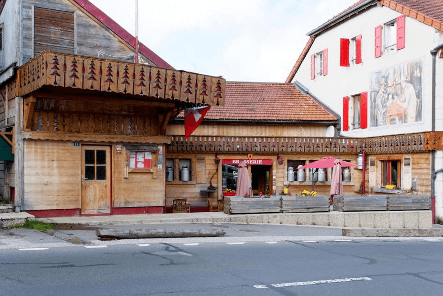 CNN: Hotelul unde poți dormi în două țări în același timp