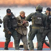 Nicolás Maduro și soția sa, în cătușe în drum spre un tribunal federal din Manhattan FOTO Profimedia