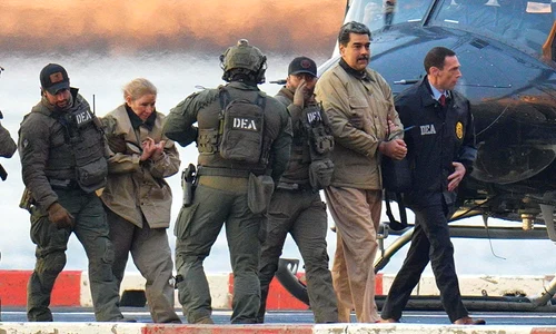 Nicolás Maduro și soția sa, în cătușe în drum spre un tribunal federal din Manhattan FOTO Profimedia