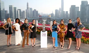 Simona Halep a pozat lângă trofeul ce se acordă la Turneul Campioanelor 2019, având o alături pe Bianca Andreescu jpeg