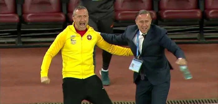 Mihai Stoica (stânga), celebrând un gol al FCSB-ului în campionatul românesc