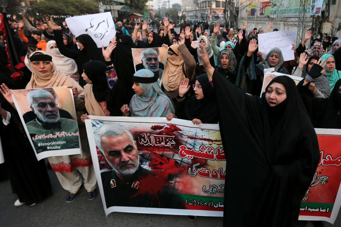 „Moarte Americii!“ au strigat mii de irakieni la funeraliile lui Soleimani Foto EPA EFE