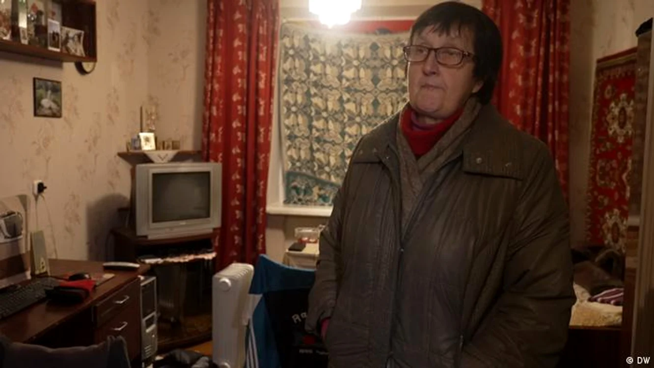 Iryna, pensionară din Izium, în apartamentul ei, care este tot mai rece de la o zi la alta