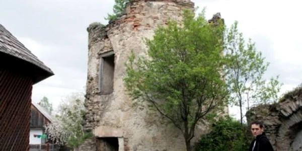 Palatul Cnejilor, Turnul lui Toderaşcu văzut din incintă; foto: Mihael Balint