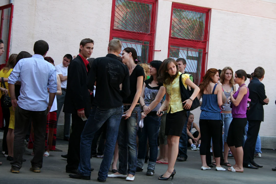 
    Elevii se înghesuie la Liceul Economic pentru aflarea rezultatelor  
