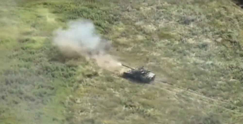 Momentul în care echipajul unui tanc ucrainean înfruntă de unul singur atacurile artileriei ruse VIDEO