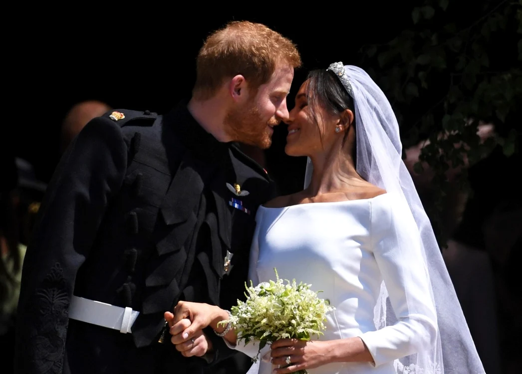 Prinţul Harry şi proaspăta lui soţie, Meghan Markle, în faţa capelei St. George FOTO EPA-EFE