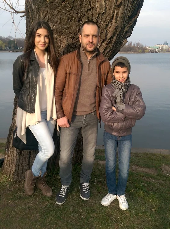 Mădălin Ionescu, alături de cei doi copii ai săi, la o plimbare prin parc