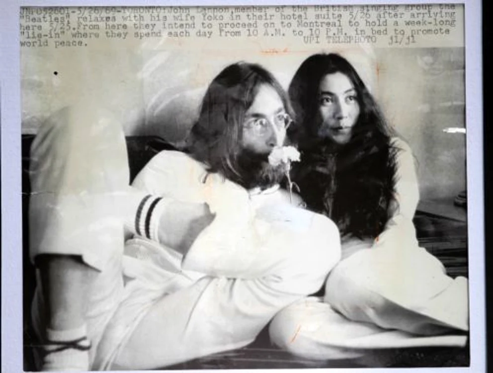 
    Yoko Ono şi John Lennon  