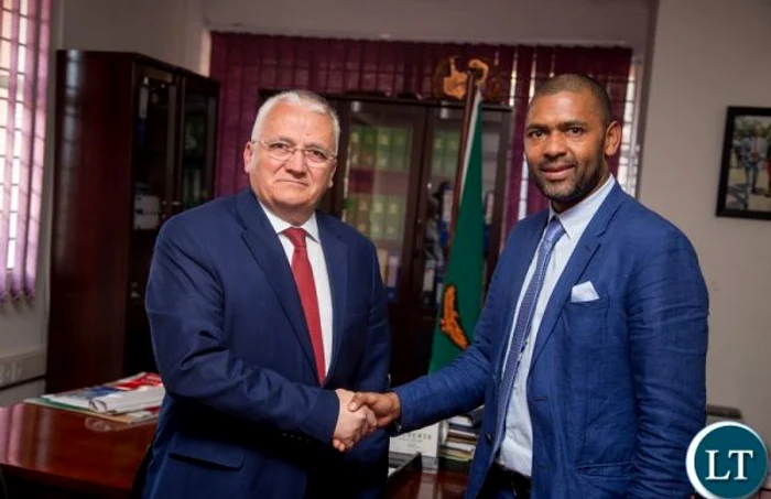 Directorul RoAid Cătălin Harnagea şi Vincent Mwale, ministrul Administraţei Locale din Zambia