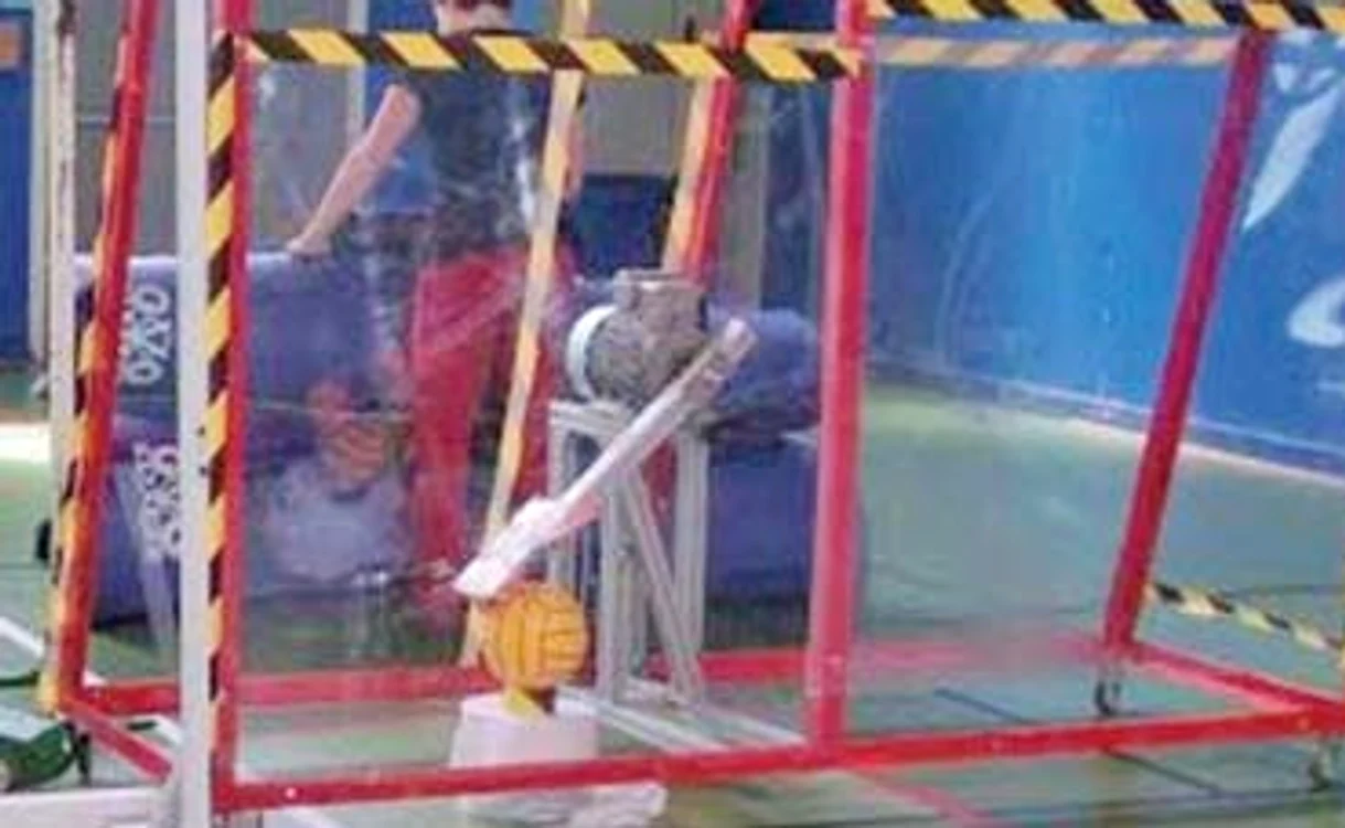 
    Nimeni nu poate  ghici unde, cum  şi cu ce forţă  trage robotul!  