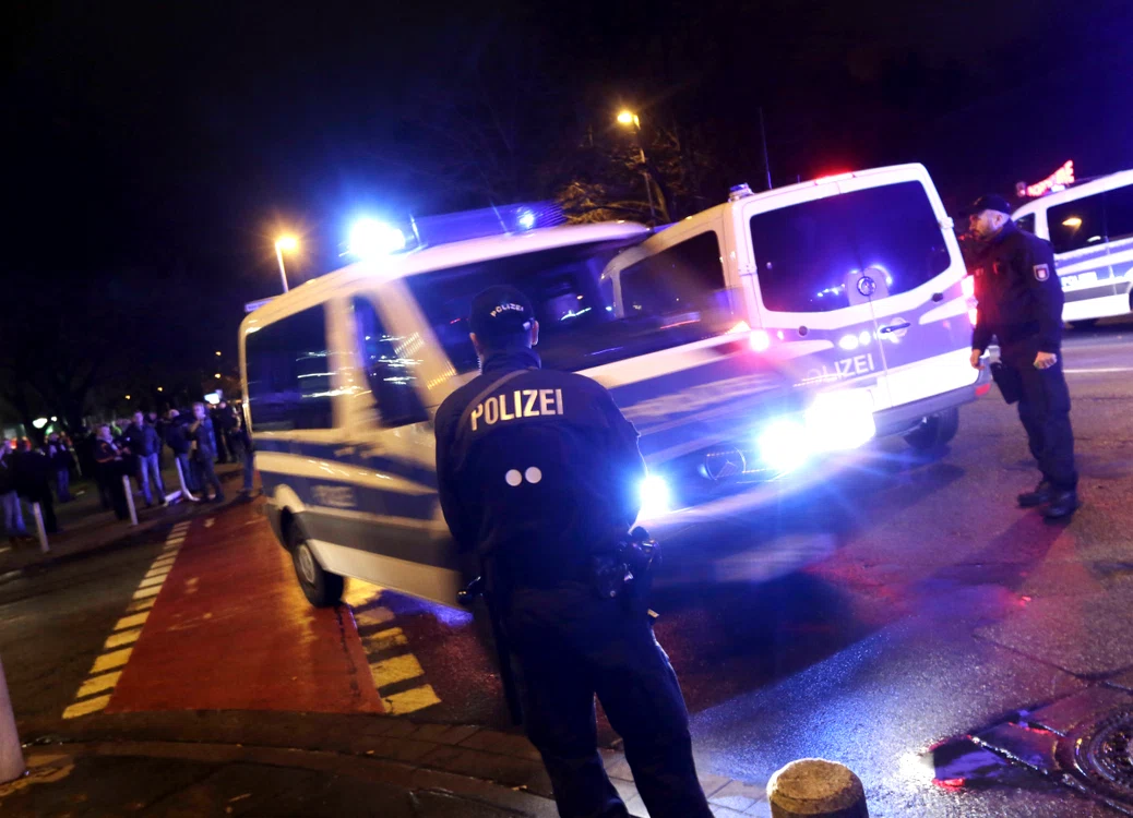 Poliția a evacuat HDI ArenaFoto: AP