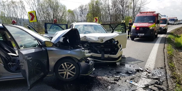 Accident cu cinci victime printre care şi un copil în urma unui impact frontal între două auto la Bujoreni Vâlcea pe DN7 - E81 Valea Oltului Foto Adevărul