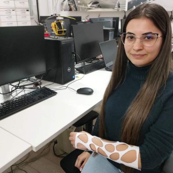 Orteza „elastică”, inovația ce revoluționează aparatele ortopedice pentru mâini. Materialul din care este făcută FOTO