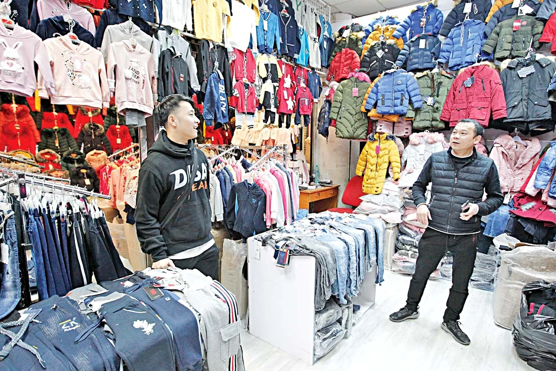 Tânărul Zhei Jiang are afacerea lui departe de China, dar gândul i-a rămas acolo