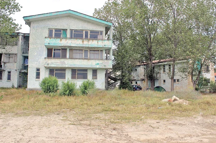 Clădirile sunt acum năpădite de buruieni şi cu ferestrele sparte
