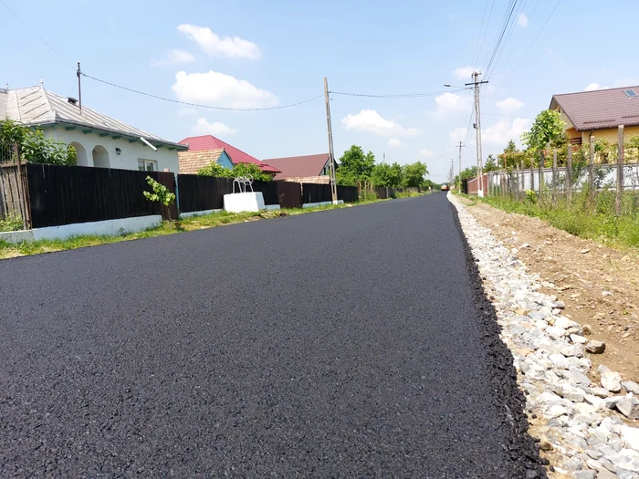 Străzile înainte pietruite au fost asfaltate la Flămânzi FOTO Cosmin Zamfirache