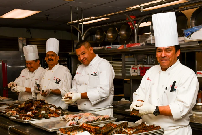 
    Bucătarii şefi de la hotelul Beverly Hilton şi-au demonstrat măiestriaFoto: Guliver / Gettyimages  