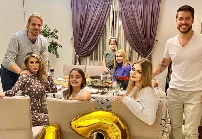 
    Familia toată, reunită de dragul Karinei, care a împlinit 12 anifoto: arhivă personală  