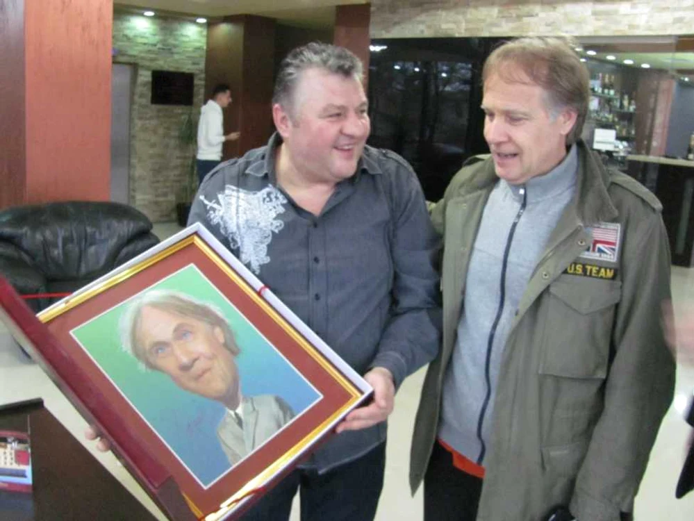 Richard Clayderman primeşte un cadou la de Popa's FOTO Ştefan Both