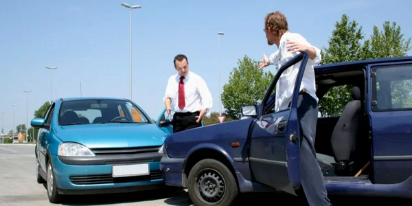 Puteti scapa de acest drum la politie daca incheiati o constatare amiabila de accident