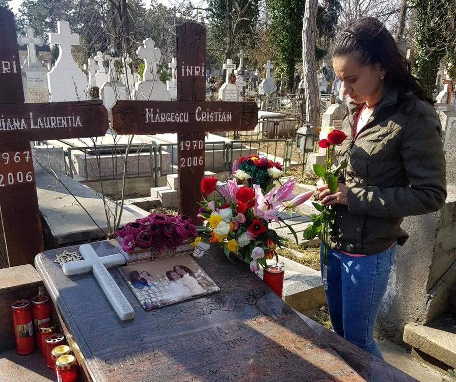 
    Fanii care au iubit-o cu adevărat pe Laura Stoica au pus azi, 10 octombrie, flori și lumânări la mormânt. Dafina este unul dintre eifoto: Facebook / Dafina Agud  