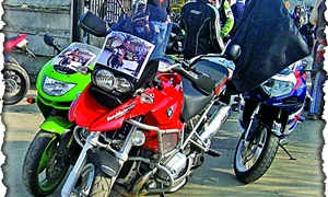 Zeci de motociclete cu poza lui Dorel  au staţionat în faţa  cimitirului Horea II  din Baia Mare jpeg