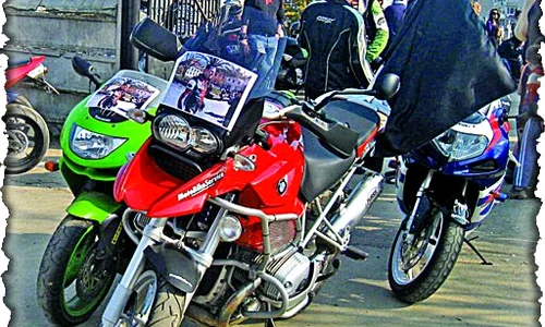 Zeci de motociclete cu poza lui Dorel  au staţionat în faţa  cimitirului Horea II  din Baia Mare jpeg