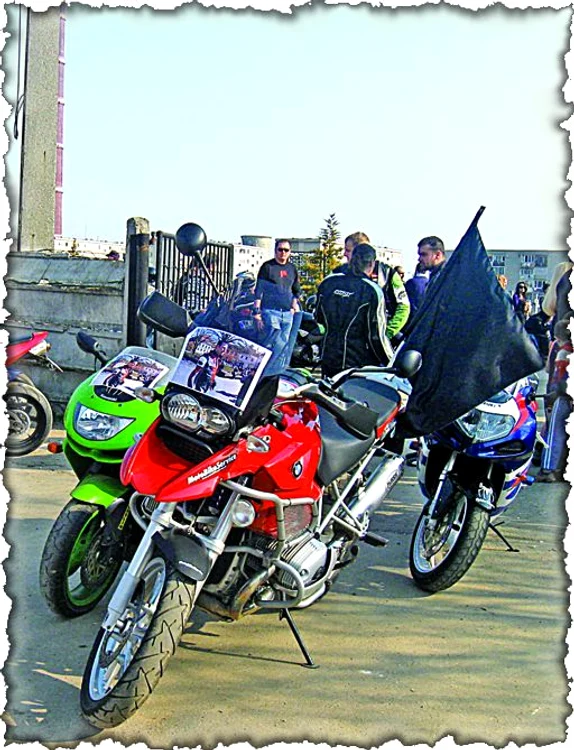 Zeci de motociclete cu poza lui Dorel  au staţionat în faţa  cimitirului Horea II  din Baia Mare