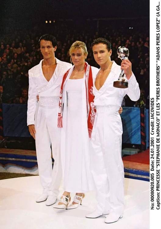 Stephanie alături de fraţii Lopez, cu cel din stânga căsătorindu-se. 