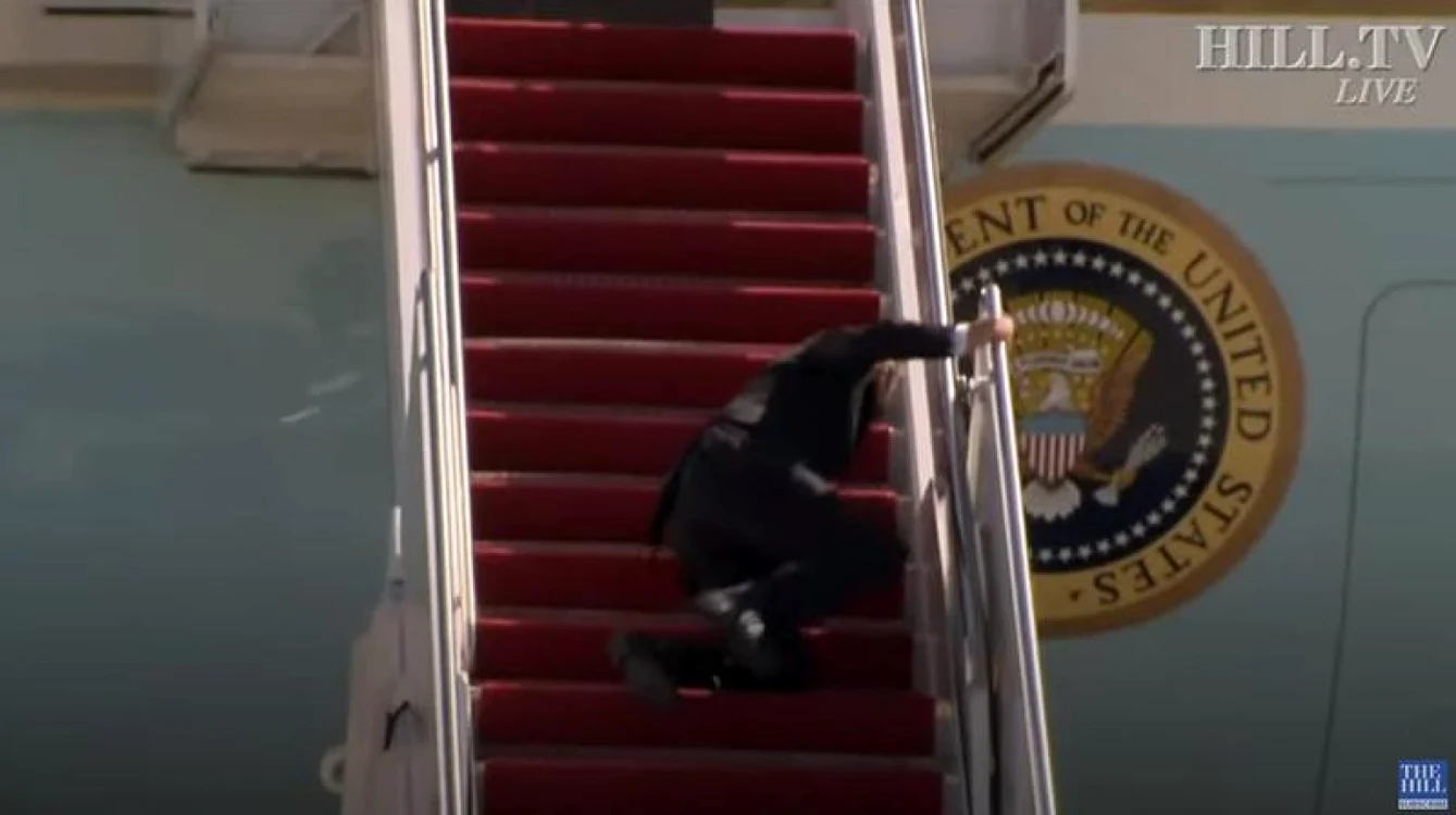 Joe Biden a căzut pe scări FOTO Captură