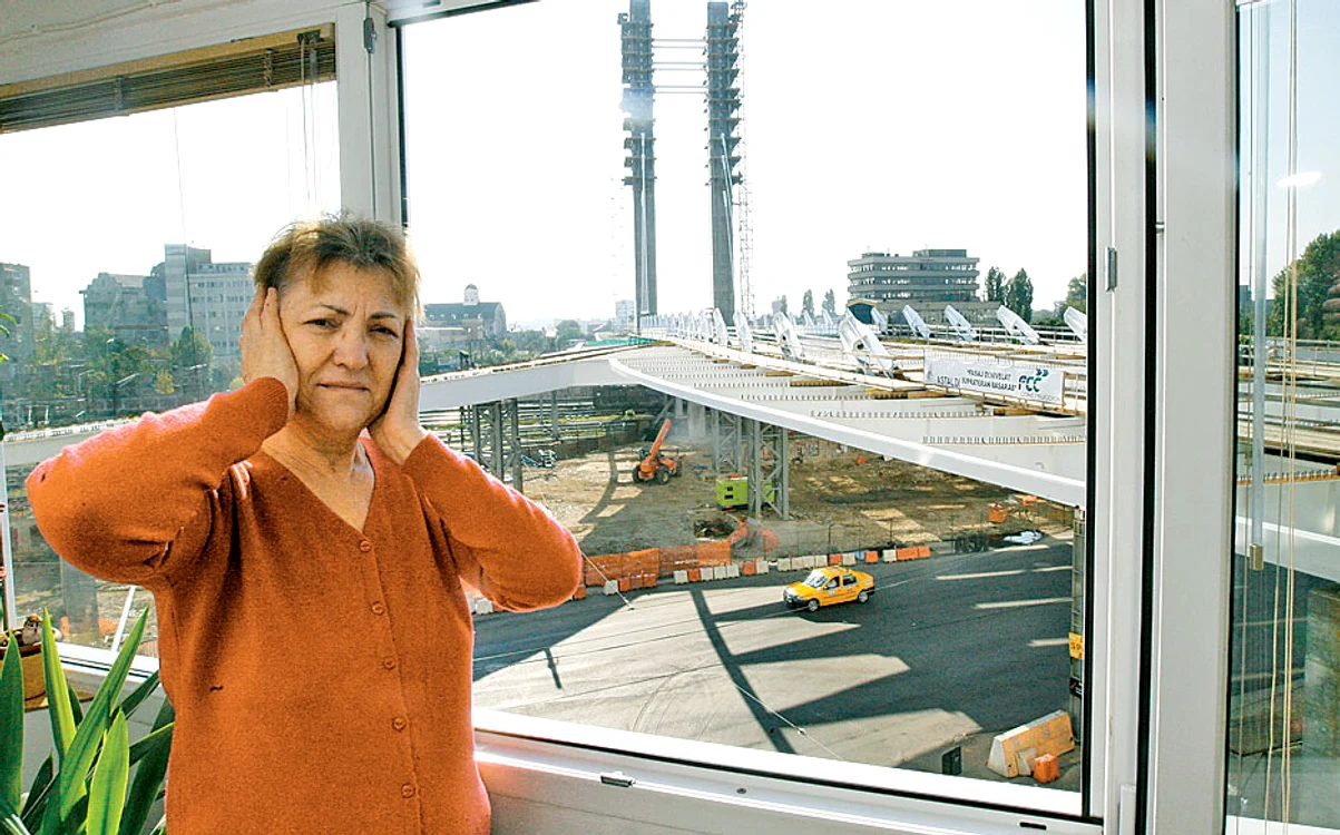 Marina zice că maşinile  care trec prin faţa geamului ei  produc un zgomot infernal