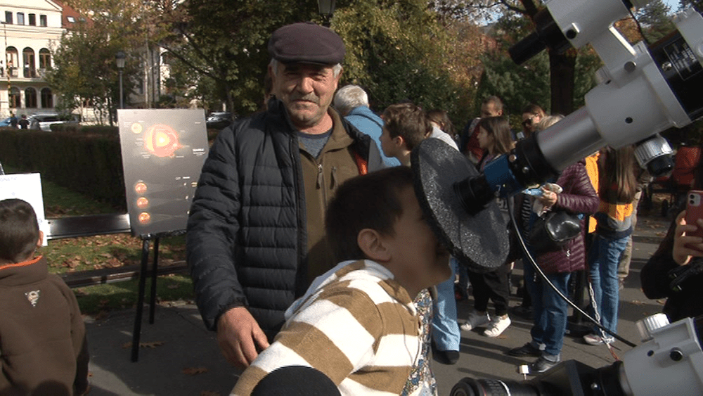 Eclipsa văzută prin telescop. Mii de brașoveni au stat la rând chiar mai bine de o oră 