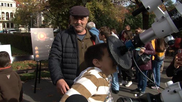 Brașovenii au văzut eclipsa prin trei telescoape montate în centrul orașului FOTO Ioan Buciumar