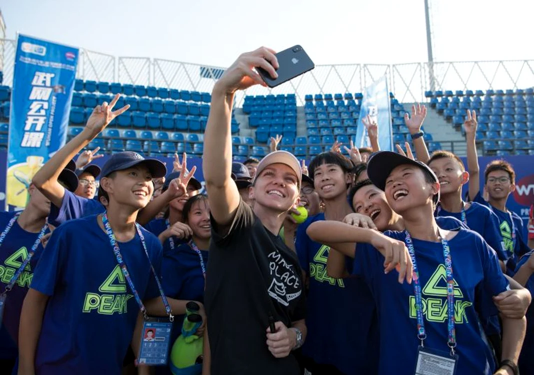 Simona Halep, alături de copii la Wuhan