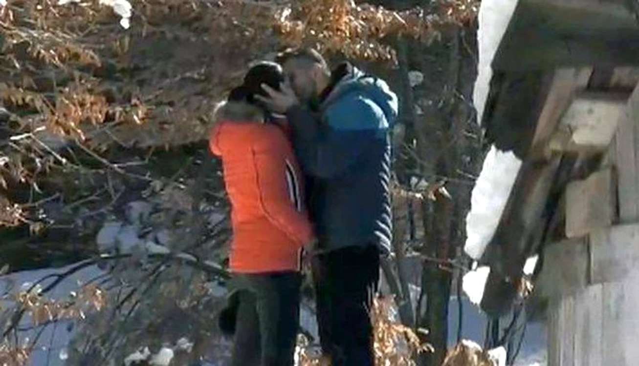 Brigitte Năstase şi Florin Pastramă, mult prea apropiaţi, în pat, la "Ferma"Foto: captură Pro TV