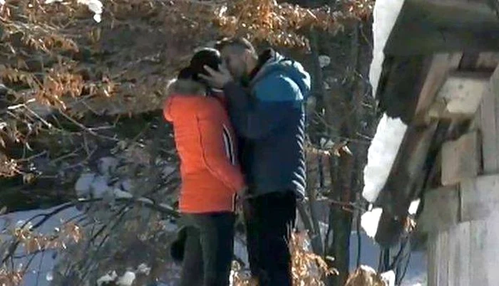 Brigitte Năstase şi Florin Pastramă, mult prea apropiaţi, în pat, la "Ferma"Foto: captură Pro TV